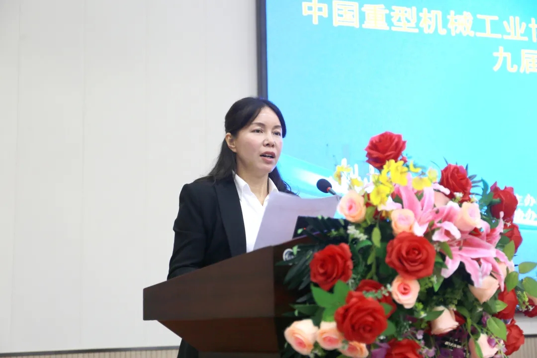 苗紅宣讀《關于表彰2019年度優(yōu)秀橋、門式起重機生產(chǎn)企業(yè)的決定》
